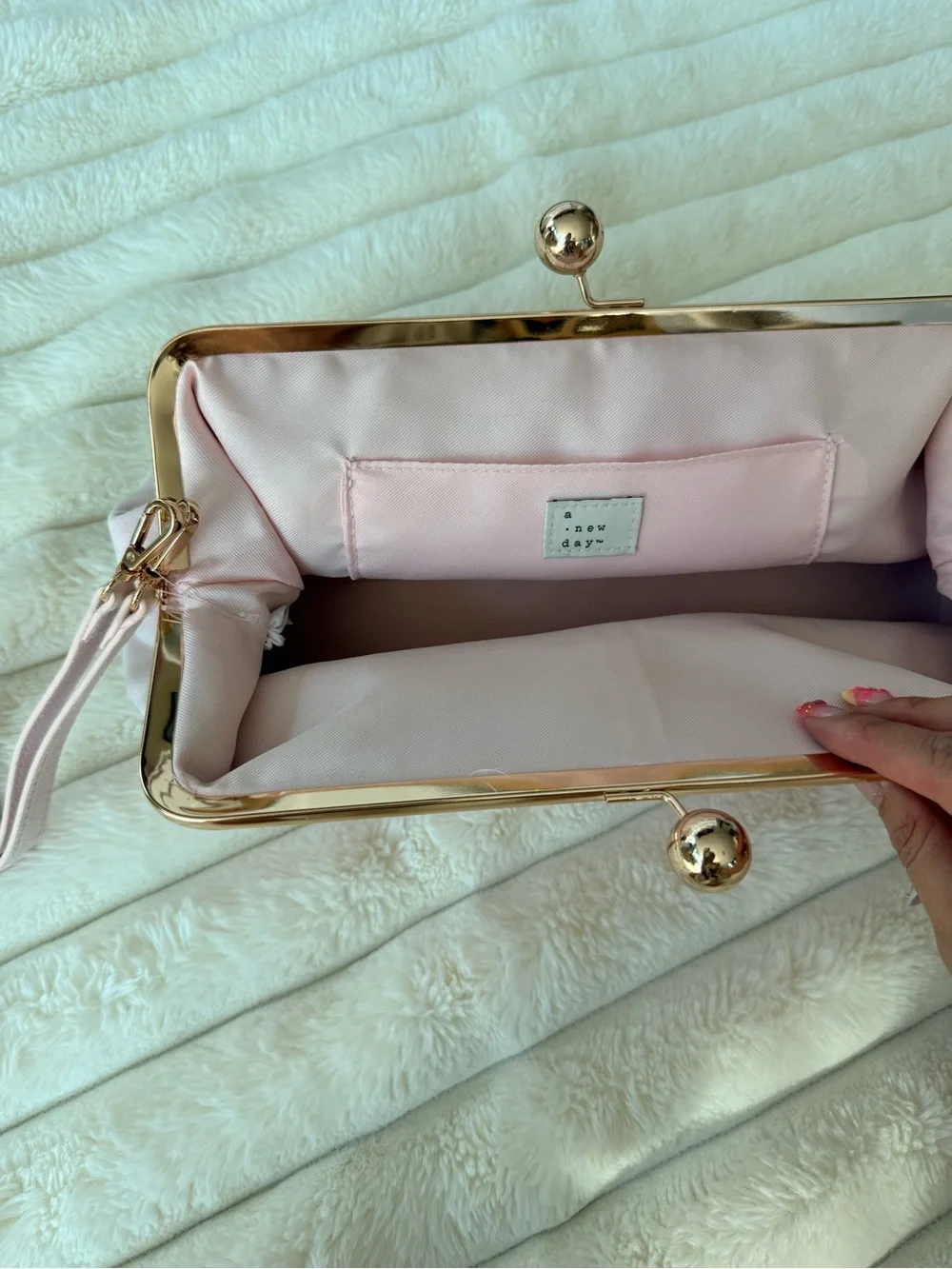 Elegant Pink Kiss-Lock Clutch Bag